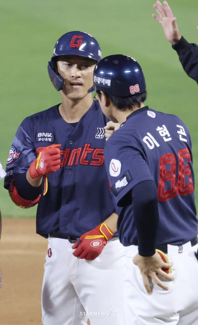 14日、LG戦で8回、唯一の適時打を放ったノ·ジンヒョク（左）。 /写真=キム·ジンギョン待機者