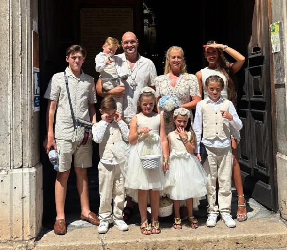 The Tyson Fury family. /Photo = The Sun Source