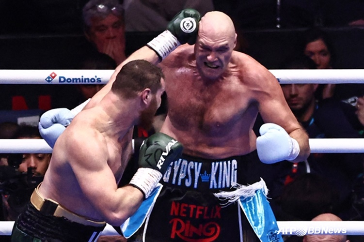 Scene of the match between Tyson Fury (left) and Arslanbek Mahmoudov. /AFPBBNews=News1