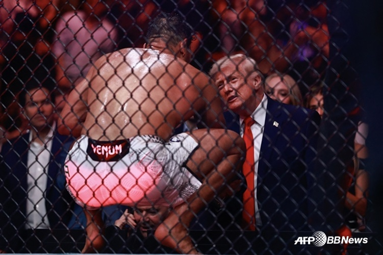 图为唐纳德·特朗普(右)和保罗·科斯塔在UFC赛后交谈。 =法新社BBNews=新闻1。