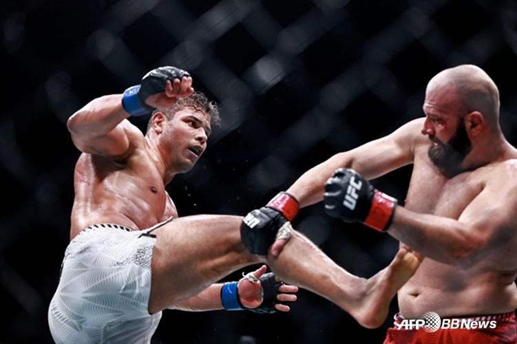 保罗·科斯塔(左)与阿扎马特·穆尔扎卡诺夫的比赛场面。 =法新社BBNews=新闻1。