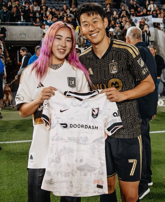 远藤俊（左）和孙兴慜。 =照片=远藤俊SNS收尾。