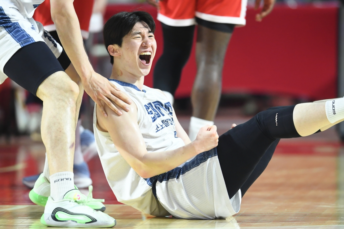 Ли Чон Хён из Коянг Соно кричит после забивания во время второго раунда плей-офф 6-го раунда профессионального баскетбола LG Electronics с 2025 по 2026 год, который прошел в студенческой гимназии Джамсиль в Сеуле в 19:00 14-го числа. /Фото = Предоставлено KBL.