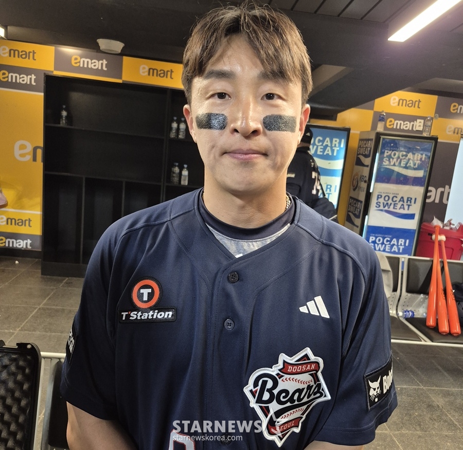 14日,斗山队的孙儿叶结束了仁川SSG队的比赛,正在接受采访。 =照片=新华社记者 李承烨 摄