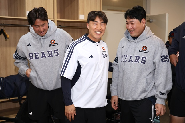 14日,孙儿叶正与李龙灿(左)、梁义智(右)等斗山选手团举行见面礼。 =斗山熊队。