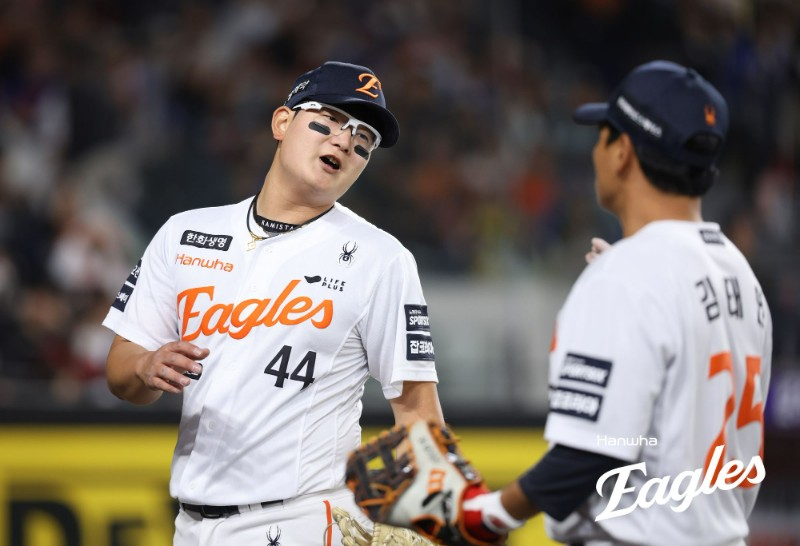 Kim Seo-hyun (left) of Hanwha Eagles. /Photo = Courtesy of Hanwha Eagles
