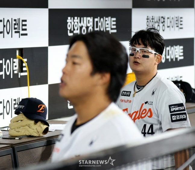 Hanwha closer Kim Seo-hyun is expressing regret in the steel plate and dugout after allowing the game to turn around in the top of the ninth inning of the 2026 KBO League Hanwha Eagles and Samsung Lions at Hanwha Life Ball Park in Daejeon on the 14th. /Photo = Senior Reporter Kang Young-jo