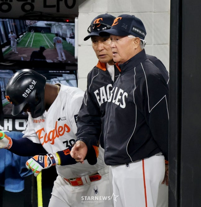 Hanwha manager Kim Kyung-moon (right) is focusing on the ground in the 2026 KBO League Hanwha Eagles and Samsung Lions match at Hanwha Life Ball Park in Daejeon on the 14th. /Photo = Senior Reporter Kang Young-jo