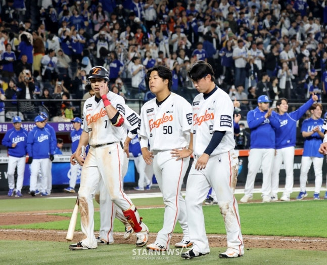 Hanwha players are leaving the ground after losing the 2026 KBO League Hanwha Eagles and Samsung Lions game at Hanwha Life Ball Park in Daejeon on the 14th.