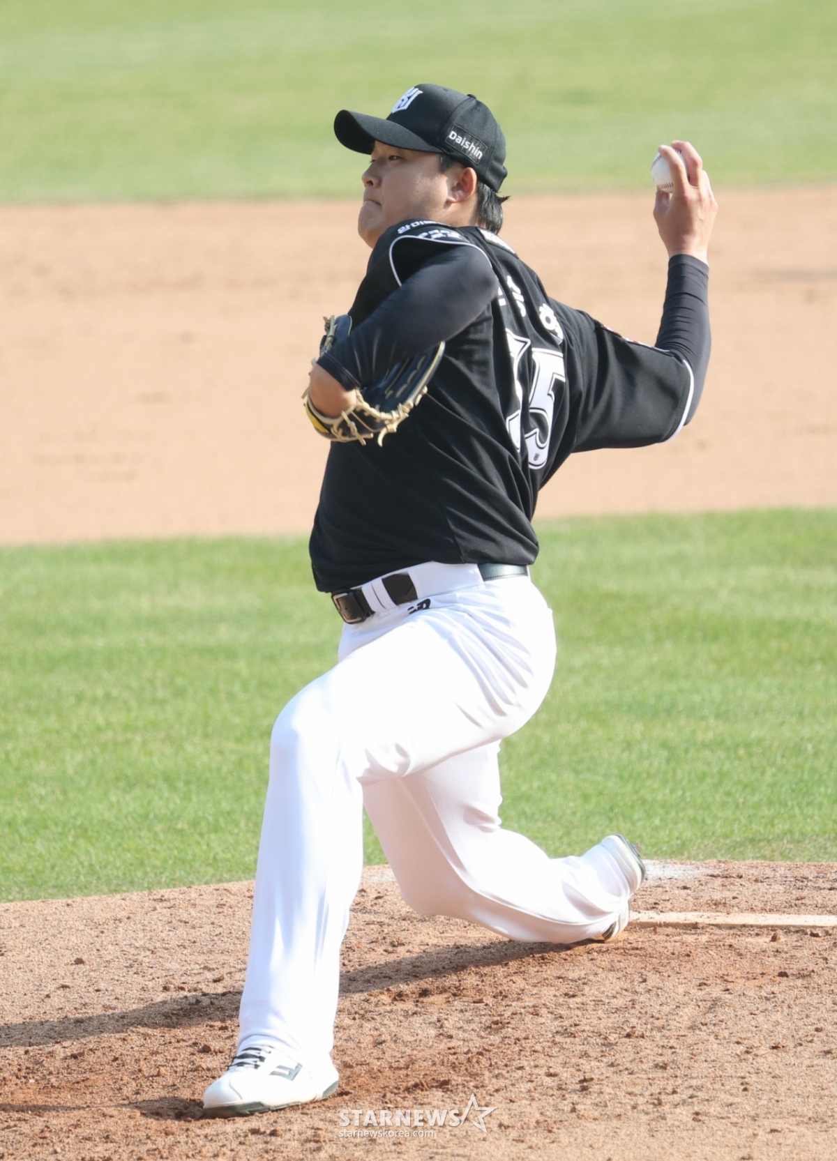 В качестве компенсатора Кан Бэк Хо Хан Сын Хёк в форме KTWiz делает бросок в матче открытия против LG Twins 28-го числа прошлого месяца. /Фото = Старший репортер Кан Ён Чжо