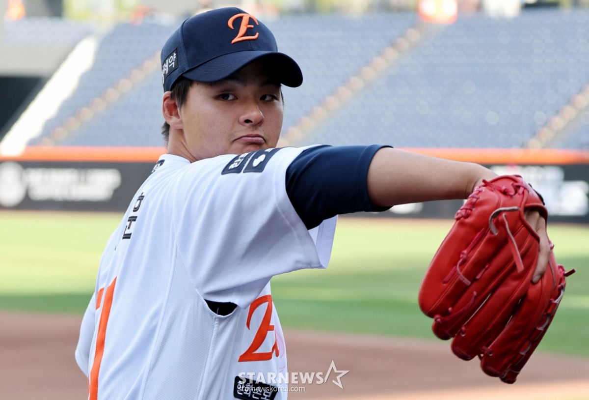 Левый питчер Doosan Ли Гё Хун, который заключил блиц-трейдинг с Hanwha Son A-seop, меняет новую форму перед матчем между Hanwha Eagles и Samsung Lions в парке Life Ball в Тэджоне 14-го числа.    Дусан, нуждающийся в укреплении аутфилдеров, добавил к уроку Ли 150 миллионов вон наличными и заключил сделку с Ханва Сон А Сопом. /Фото = Старший репортер Кан Ён Чжо