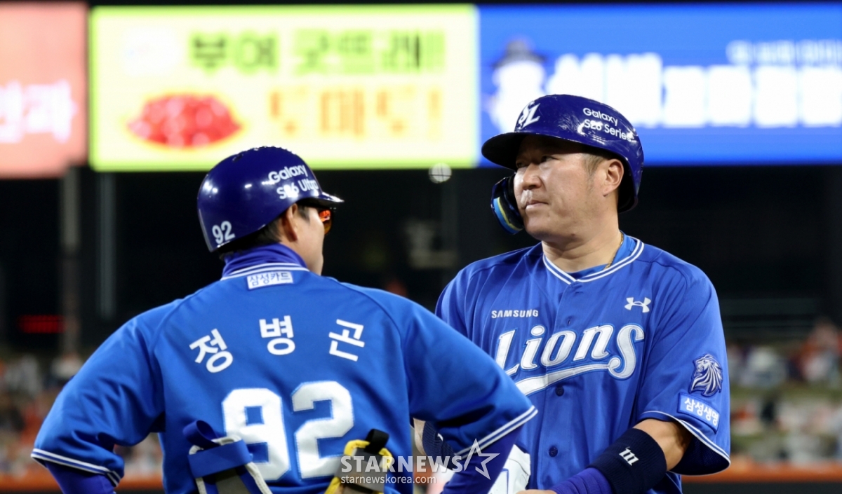 Samsung Lions' Choi Hyung-woo makes his 2,600th hit in the top of the seventh inning against the Hanwha Eagles in the 2026 KBO League at Hanwha Life Ball Park in Daejeon on the 14th. /Photo = Senior Reporter Kang Young-jo