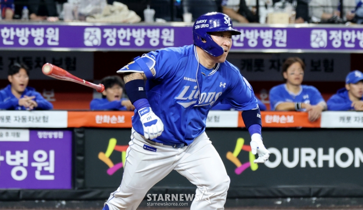 Samsung Lions' Choi Hyung-woo makes his 2,600th hit in the top of the seventh inning against the Hanwha Eagles in the 2026 KBO League at Hanwha Life Ball Park in Daejeon on the 14th. /Photo = Senior Reporter Kang Young-jo