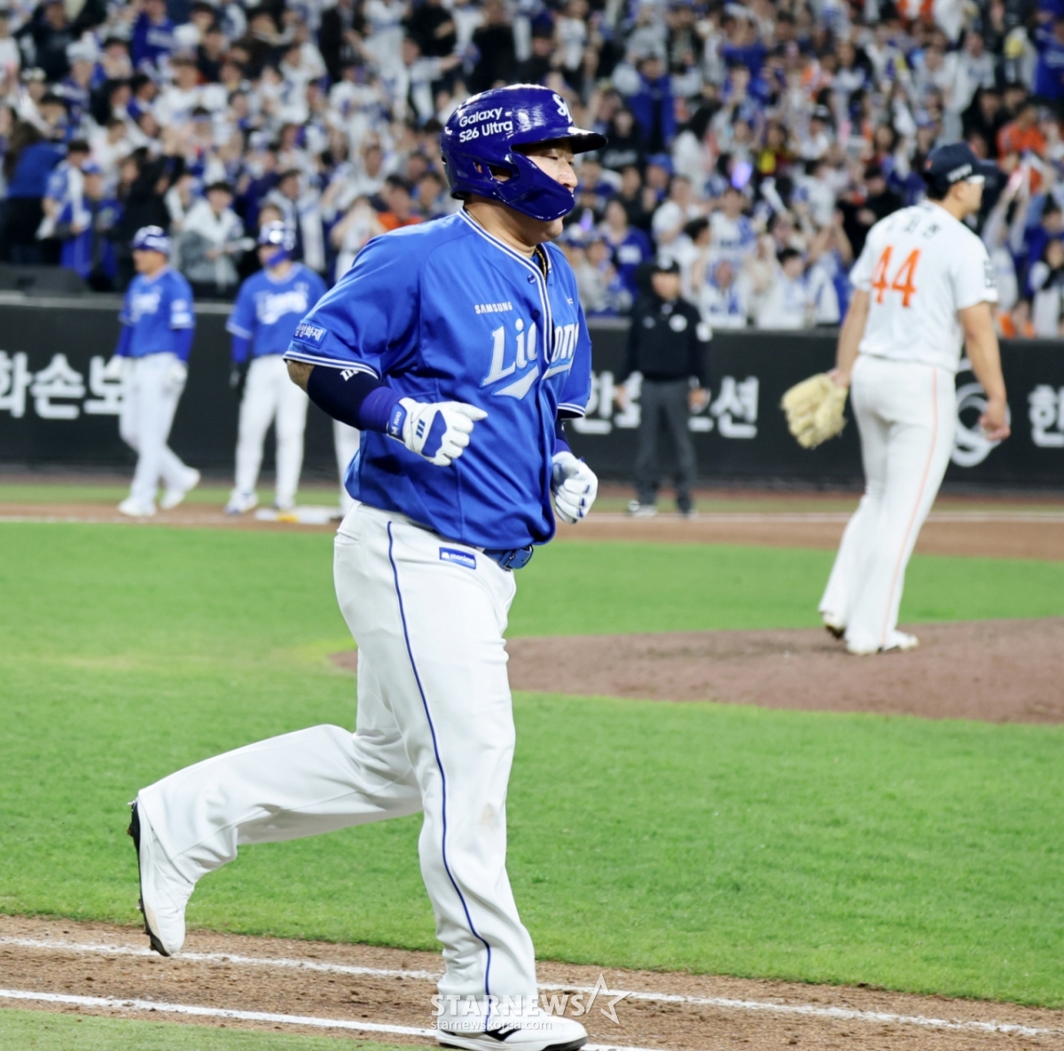 Samsung Lions' Choi Hyung-woo (left) walks to first base after getting a tie-breaking walk from Kim Seo-hyun in the top of the ninth inning against the Hanwha Eagles in the 2026 KBO League at Hanwha Life Ball Park in Daejeon on the 14th. /Photo = Senior Reporter Kang Young-jo