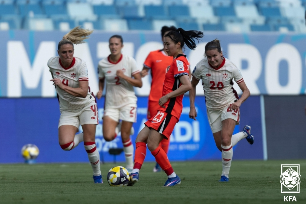 Kang Chae Rim (giữa) đang cố gắng chuyền bóng trong trận đấu thứ hai của FIFA Series 2026 với Hàn Quốc và Canada được tổ chức tại Arena Pantanal ở Cuiaba, Brazil vào ngày 15 (giờ Hàn Quốc). /Ảnh = Hiệp hội bóng đá Hàn Quốc cung cấp