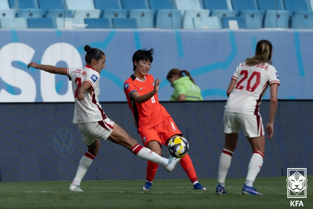 Kim Shin Ji (giữa) đang thi đấu bóng. /Ảnh = Hiệp hội bóng đá Hàn Quốc cung cấp