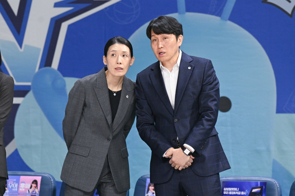 Jeon Ju-won (left) and Wi Sung-woo. /Photo = Courtesy of WKBL