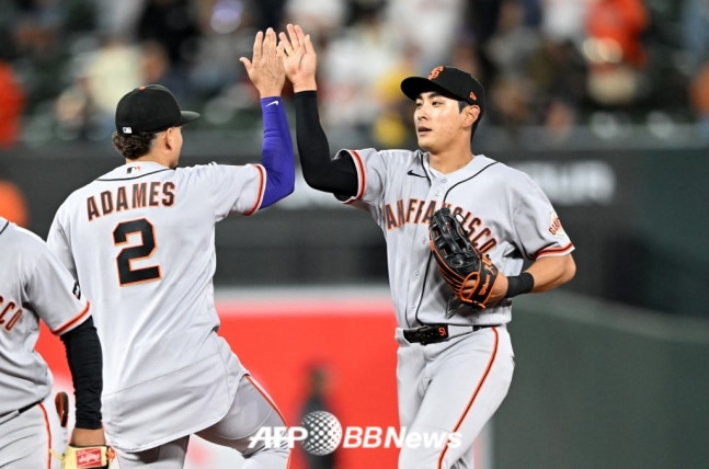 他就是旧金山巨人队的外野手李正厚（右）。 =法新社BBNews=新闻1。