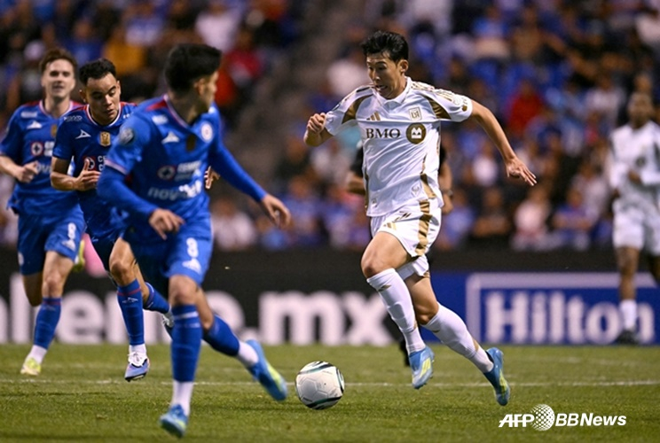 Tiền đạo của LAFC Son Heung Min đang rê bóng trong trận lượt về vòng tứ kết của giải vô địch Liên đoàn bóng đá biển Bắc Trung Mỹ (CONCACAF) và Cruz Azul được tổ chức tại Estadio Cuautemok, Puebla, Mexico vào lúc 10 giờ sáng ngày 15 (giờ Hàn Quốc). /AFPBBNews = Tin tức 1