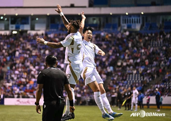 Deni Buanga (trái) và Son Heung Min vui mừng. /AFPBBNews = Tin tức 1