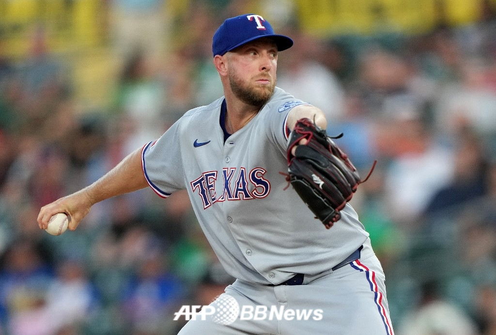 Merrill Kelly in his time with the Texas Rangers. /AFPBBNews=News1