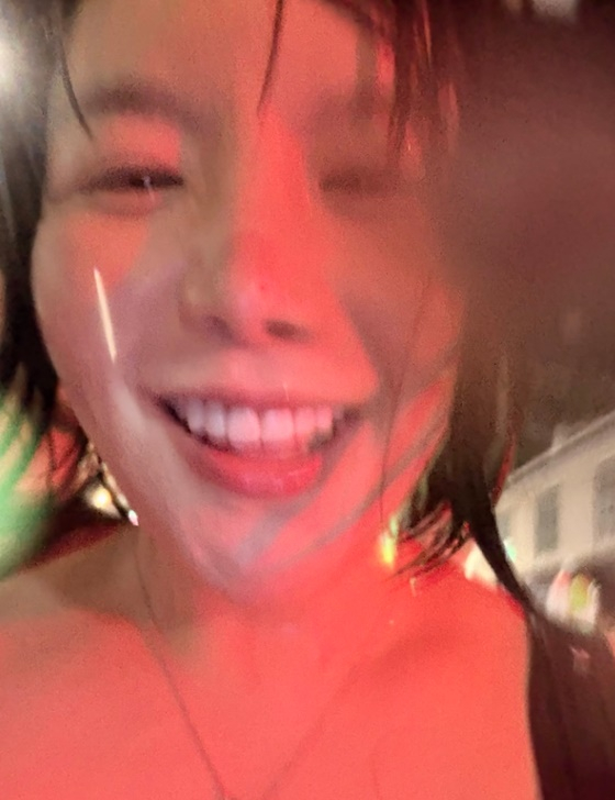 =照片=amy在SNS上留言称:"现在，我们只能通过社交媒体了解 