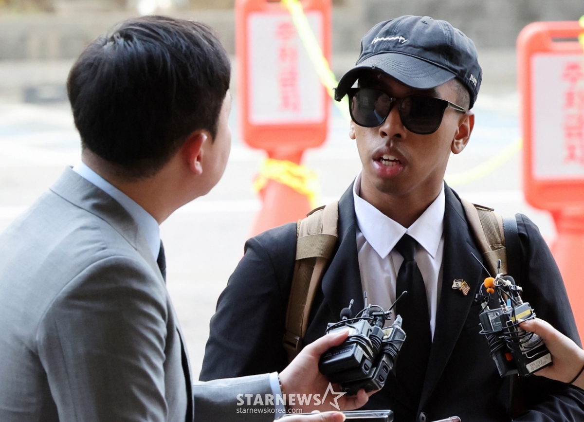 (Seoul = News 1) Phóng viên Kim Jin Hwan = Youtuber người Mỹ Johnny Somaly (tên thật Ramsey Khalid Ismael) đã tham dự phiên xét xử tuyên án sơ thẩm về vi phạm luật xử phạt tội nhẹ và cản trở công việc được tổ chức tại Tòa án khu vực phía tây Seoul Mapo-gu, Seoul vào sáng ngày 15 và đang nhận câu hỏi từ các phóng viên.   Johnny Somali, người đã từng làm nhục tượng thiếu nữ bằng cách hôn vào "Bức tượng thiếu nữ hòa bình", bị cáo buộc làm gián đoạn công việc bằng cách gây náo loạn bằng cách bật nhạc lớn trong cửa hàng tiện lợi và đổ nước súp mì ly. Trong quá trình điều tra, các cáo buộc như sự náo loạn trong xe buýt và tàu điện ngầm, cản trở việc lên máy bay trong khi phát sóng tại Lotte World và phát tán video tục tĩu kết hợp khuôn mặt người khác. 2026.4.15/Tin tức 1 Copyright © News1. All rights reserved. Cấm sử dụng AI học và phát tán trái phép. /Ảnh = (Seoul = News 1) Phóng viên Kim Jin Hwan