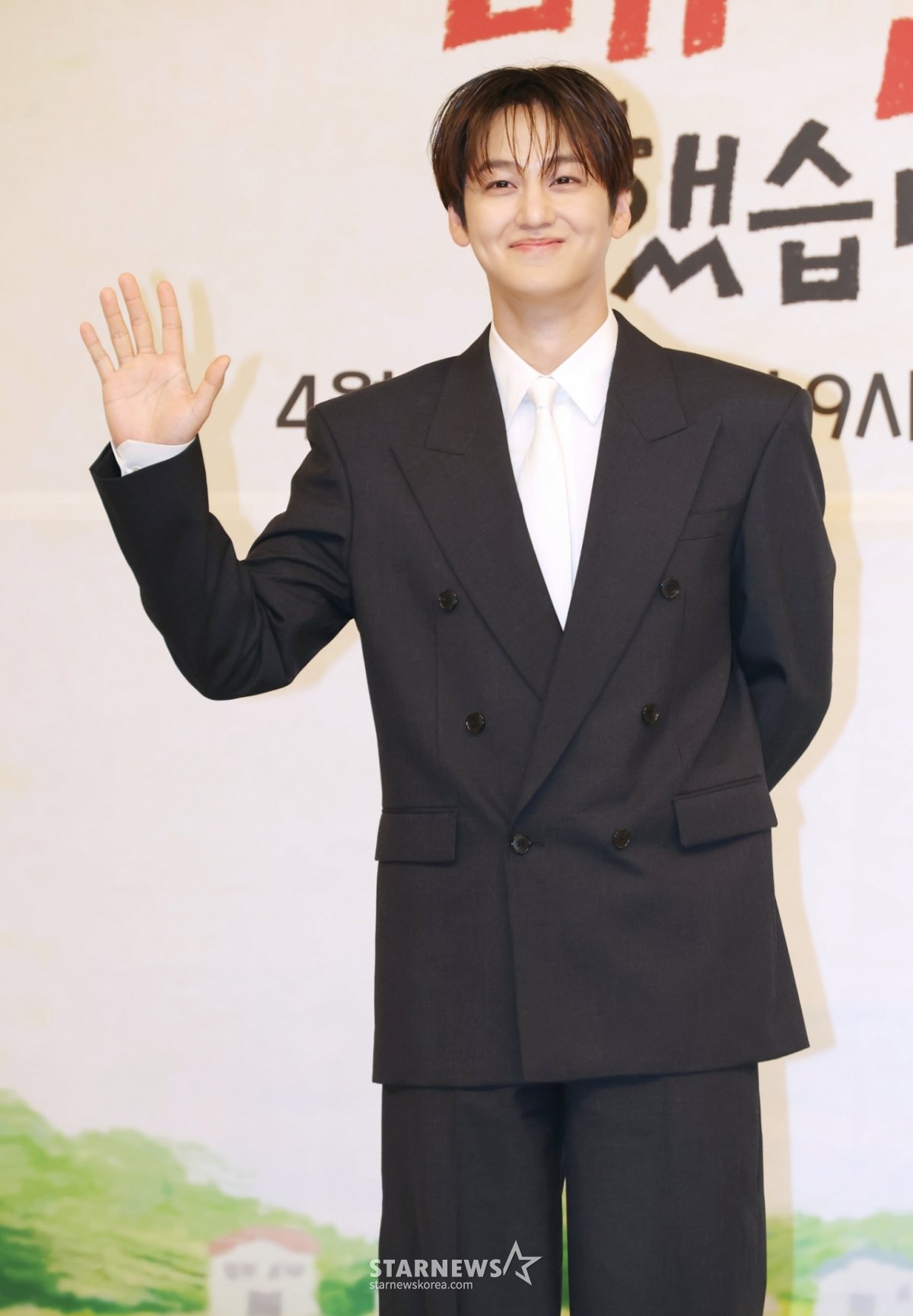 俳優のキム·ボムが15日午後、ソウル陽川区木洞のSBSで行われたSBS水木ドラマ「今日も売り切れました」の製作発表会に参加し、ポーズを取っている。 /2026.04.15 /写真=イ·ドンフン photoguy@