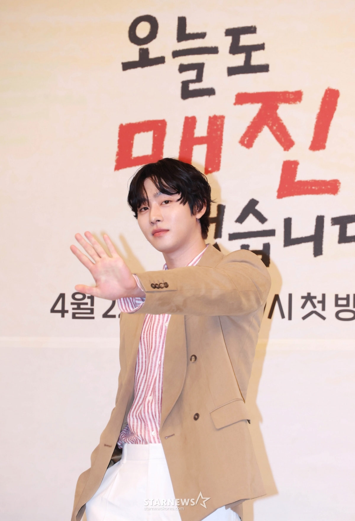 俳優のアン·ヒョソプが15日午後、ソウル陽川区木洞のSBSで行われたSBS水木ドラマ「今日も売り切れました」の製作発表会に参加し、ポーズを取っている。 /2026.04.15 /写真=イ·ドンフン photoguy@