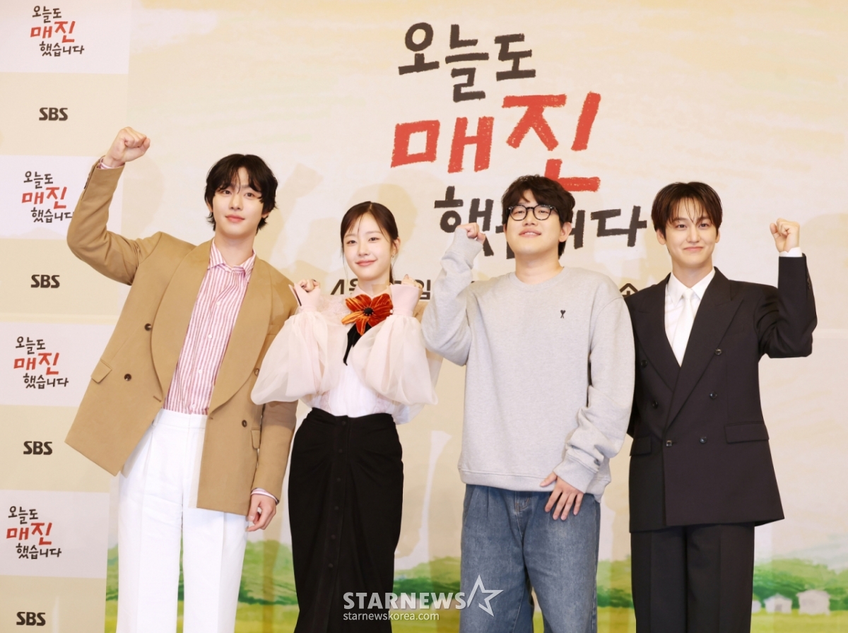 Chiều 15/5, các diễn viên Ahn Hyo Seop, Chae Won Bin, đạo diễn Ahn Jong Yeon và diễn viên Kim Bum đang tạo dáng tại buổi họp báo ra mắt phim truyền hình thứ Tư, thứ Năm Today cũng cháy vé của đài SBS, phường Mokdong, quận Yangcheon, Seoul. /2026.04.15 /Ảnh = Photoguy@ Lee Dong Hoon