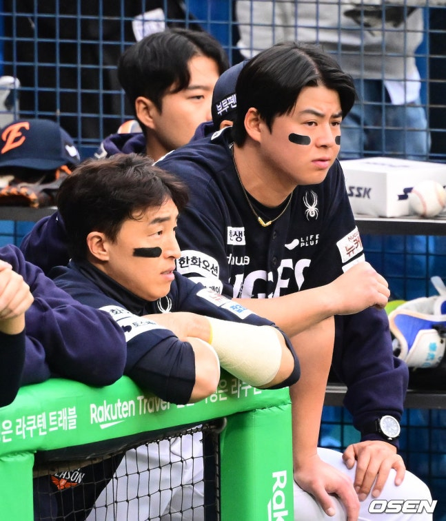 Son Ah-seop (left) and Noh Si-hwan are watching the game. /Photo =OSEN