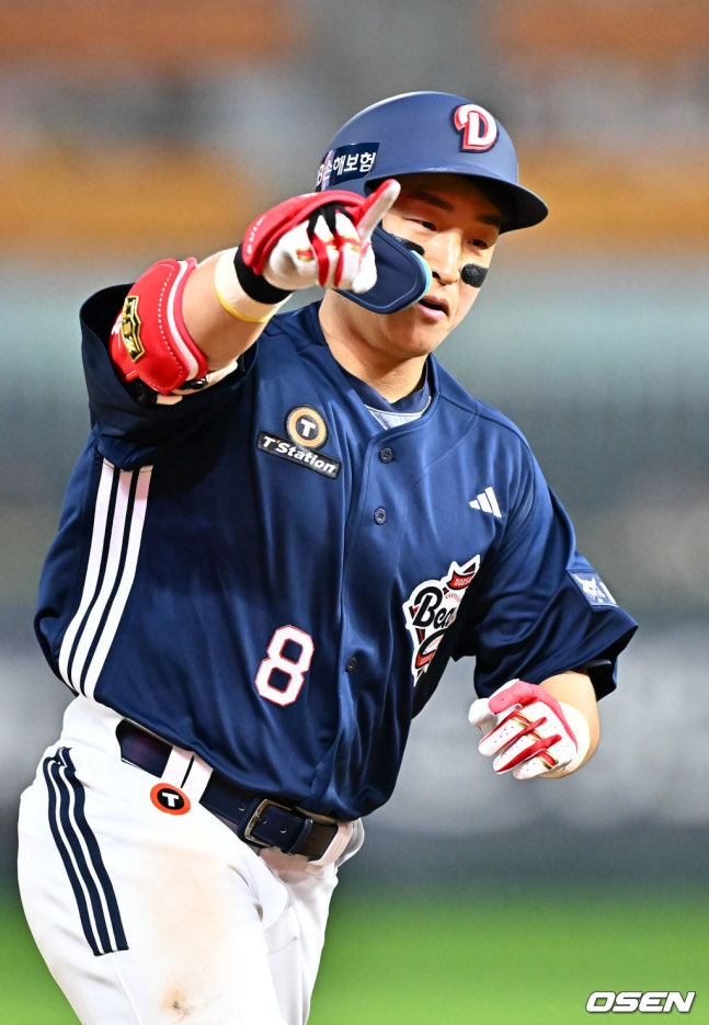 Doosan Bears' Son Ah-seop hits a home run in the fourth inning against Incheon SSG on the 14th, the first day of the trade. /Photo =OSEN