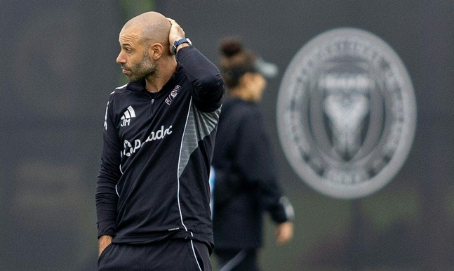 Тренер — Хавьер Маскерано (слева). /AFPBBNews =Новости 1