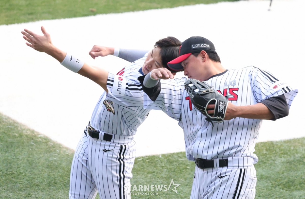 Матч между LG Twins и Lotte Giants в лиге SOL KBO 2026 состоялся 14-го числа на бейсбольном стадионе Джамсиль в Сеуле.  Пак Хэ Мин и Ли Джэ Вон снимают и тренируются на растяжке. /Фото = Ожидание Ким Чжин Гёна