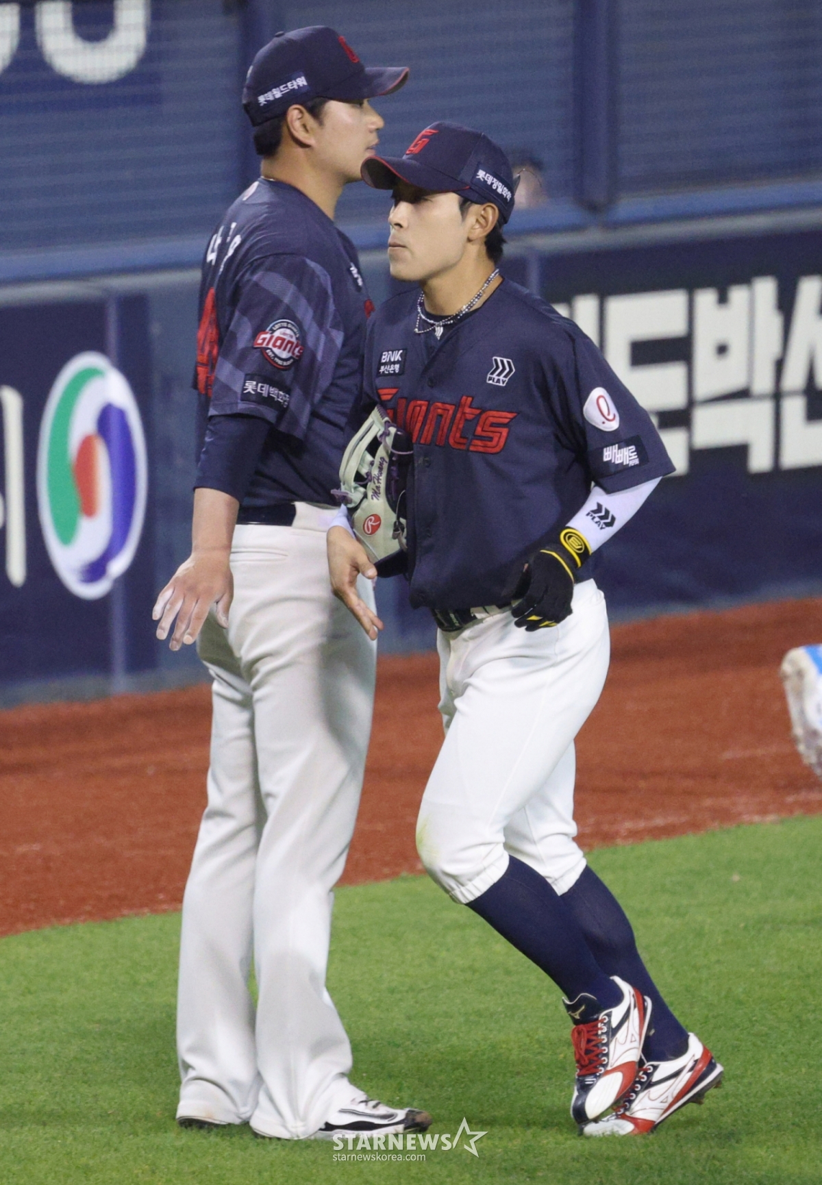 Матч между LG Twins и Lotte Giants в лиге SOL KBO 2026 состоялся 14-го числа на бейсбольном стадионе Джамсиль в Сеуле.  Стартер Лотте На Гюн Ан выражает благодарность Хван Сон Бину, который открыл дождь на озере после того, как завершил подачу в конце пятого иннинга. /Фото = Ожидание Ким Чжин Гёна