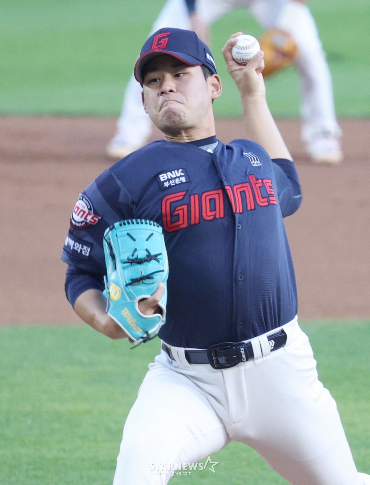 2026新韓（シンハン）SOLKBOリーグ、LGツインズ対ロッテジャイアンツの試合が15日、ソウル蚕室（チャムシル）野球場で行われた。  ロッテ先発の金ジンウクが力投している。 /写真=キム·ジンギョン待機者 