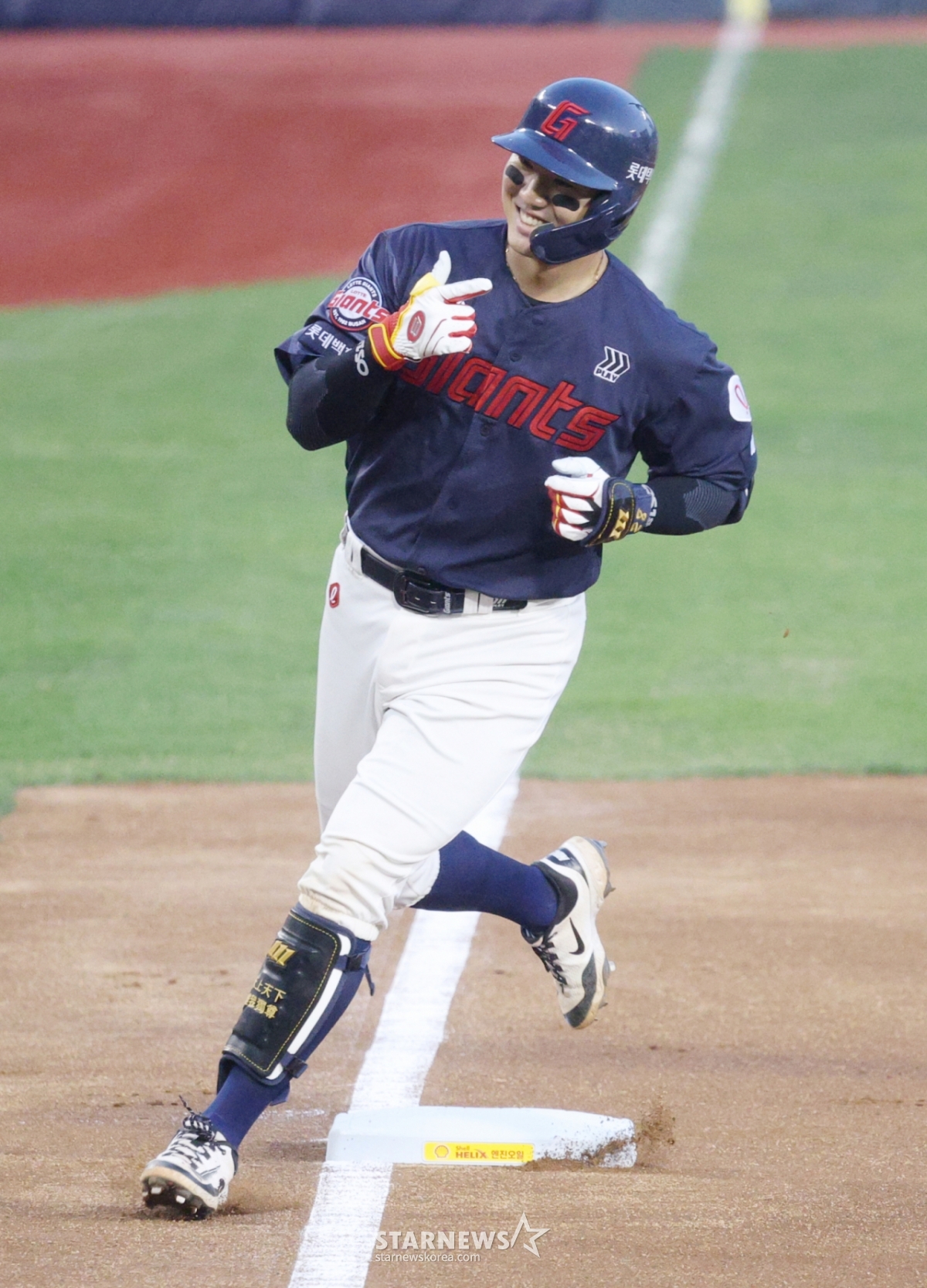 2026新韓（シンハン）SOLKBOリーグ、LGツインズ対ロッテジャイアンツの試合が15日、ソウル蚕室（チャムシル）野球場で行われた。  ロッテの孫成彬（ソン·ソンビン）が3回表1死で先制左中間1点本塁打を放ってホームインしている。 /写真=キム·ジンギョン待機者