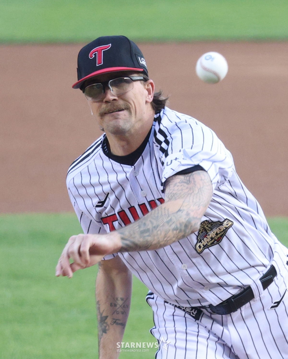 2026新韓（シンハン）SOLKBOリーグ、LGツインズ対ロッテジャイアンツの試合が15日、ソウル蚕室（チャムシル）野球場で行われた。  LG先発のウェルズが力投している。 /写真=キム·ジンギョン待機者