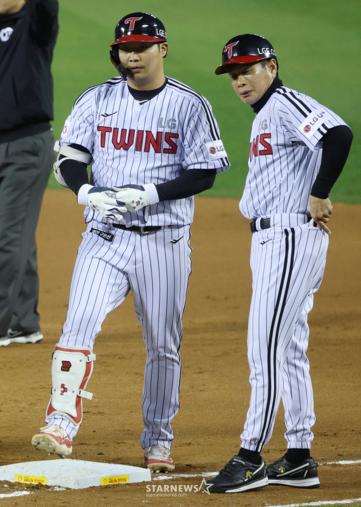 Song Ji-man, LG Twins' first base coach (right). /Photo = Senior Reporter Kim Jin-kyung  
