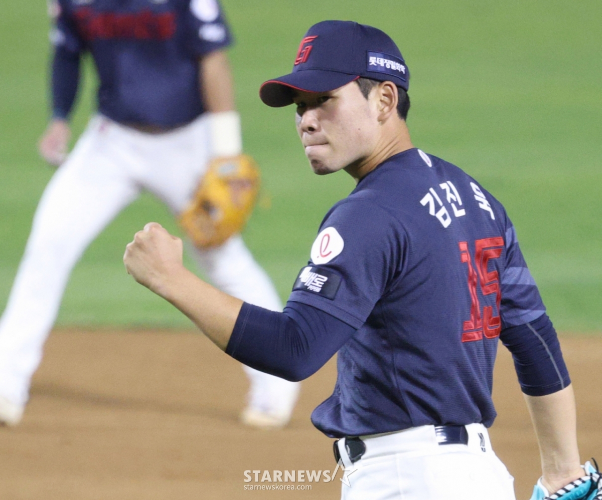 15日,2026新韩SOL KBO联赛LG双子队对乐天巨人队的比赛在首尔蚕室棒球场举行。 图为乐天队的首发投手金镇旭在第5回合末2人出局1、2垒有人的情况下,将LG队的申敏宰三振出局后正在欢呼。 =照片=金镇京。