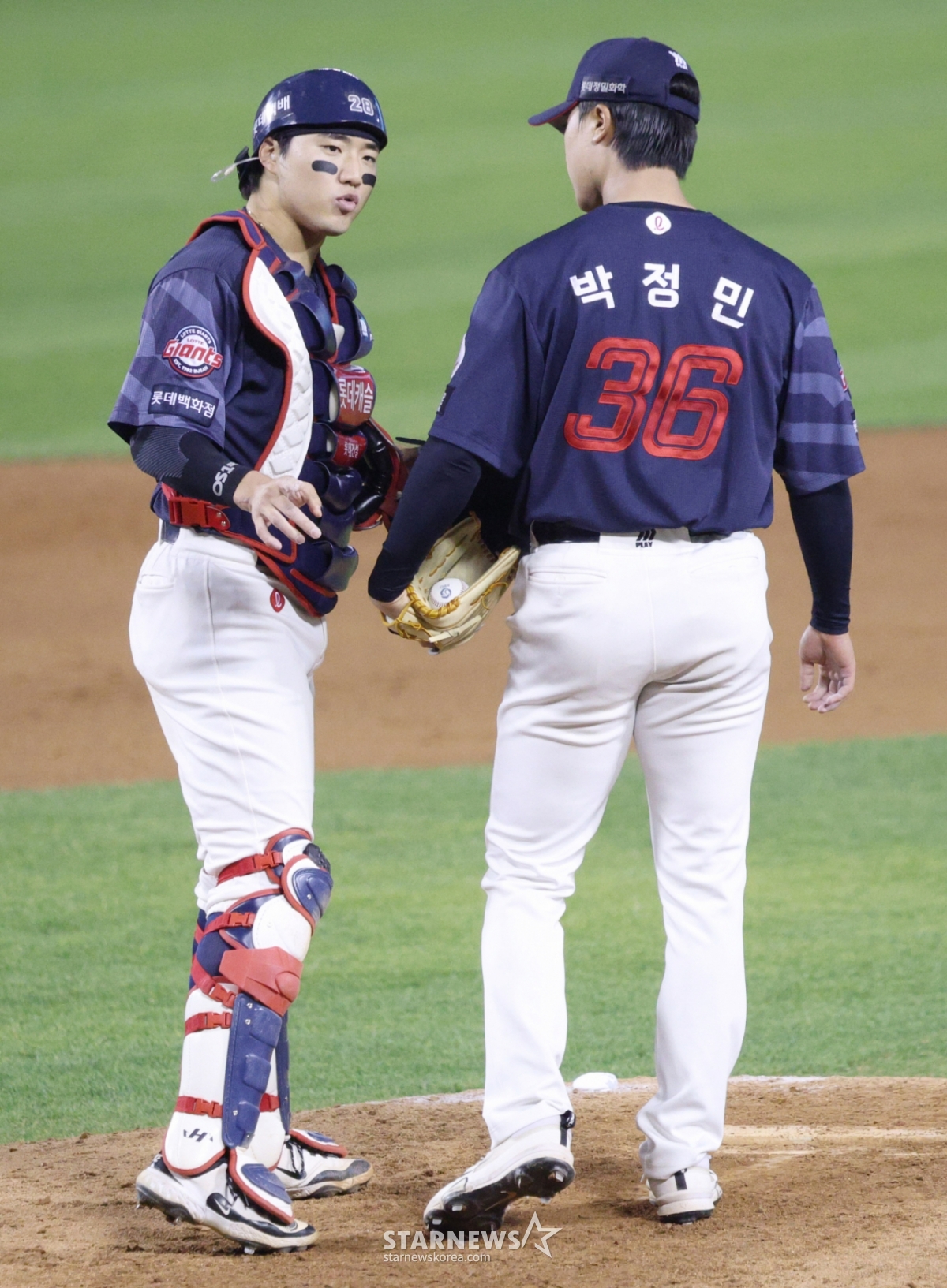 15日,2026新韩SOL KBO联赛LG双子队对乐天巨人队的比赛在首尔蚕室棒球场举行。 乐天队的朴正民一出现动摇,接球手孙成彬就爬到投手踏板上冷静下来。 =照片=金镇京。