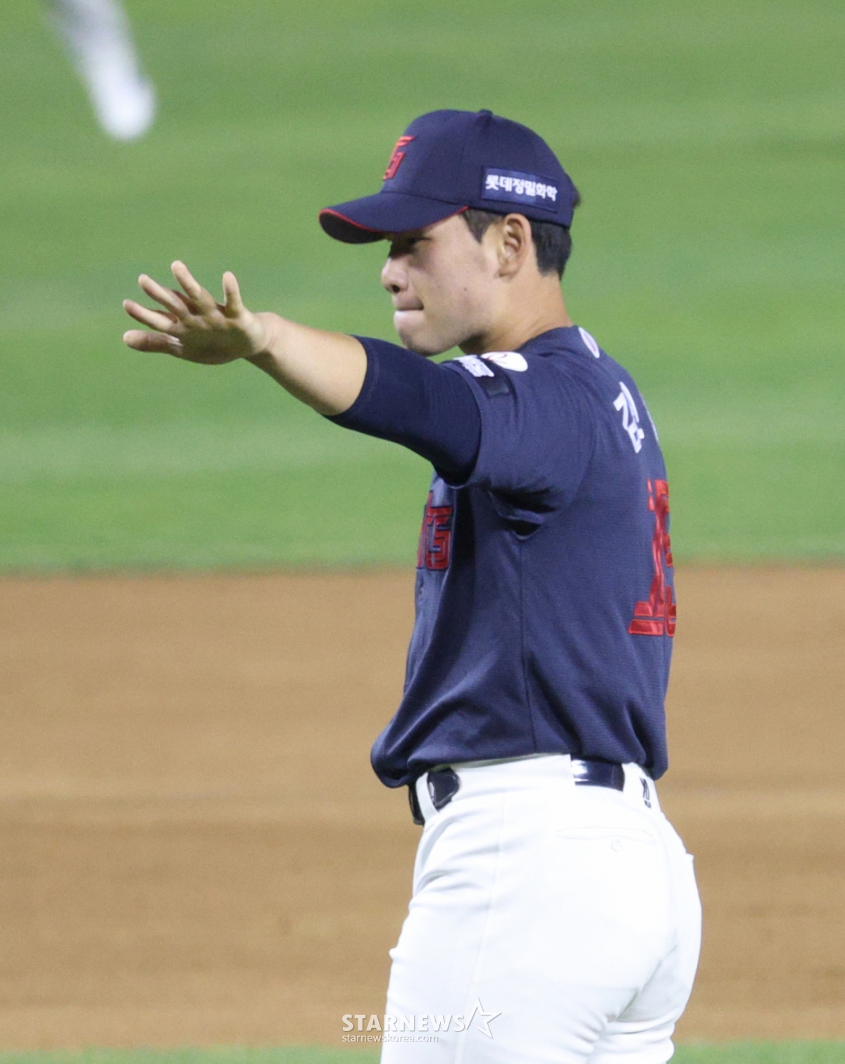 Матч LG Twins против Lotte Giants в лиге SOL KBO 2026 состоялся 15-го числа на бейсбольном стадионе Джамсиль в Сеуле.  Стартер Лотте Ким Джин Ук аплодирует после того, как в конце пятого иннинга с двумя аутами и первой и второй базы поразил Шин Мин Чжэ из LG. /Фото = Ожидание Ким Чжин Гёна 