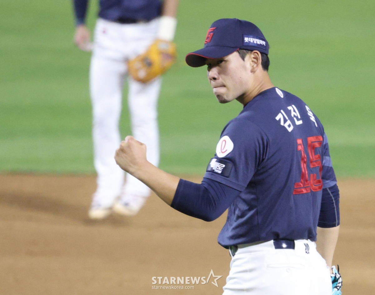Матч LG Twins против Lotte Giants в лиге SOL KBO 2026 состоялся 15-го числа на бейсбольном стадионе Джамсиль в Сеуле.  Стартер Лотте Ким Джин Ук аплодирует после того, как в конце пятого иннинга с двумя аутами и первой и второй базы поразил Шин Мин Чжэ из LG. /Фото = Ожидание Ким Чжин Гёна
