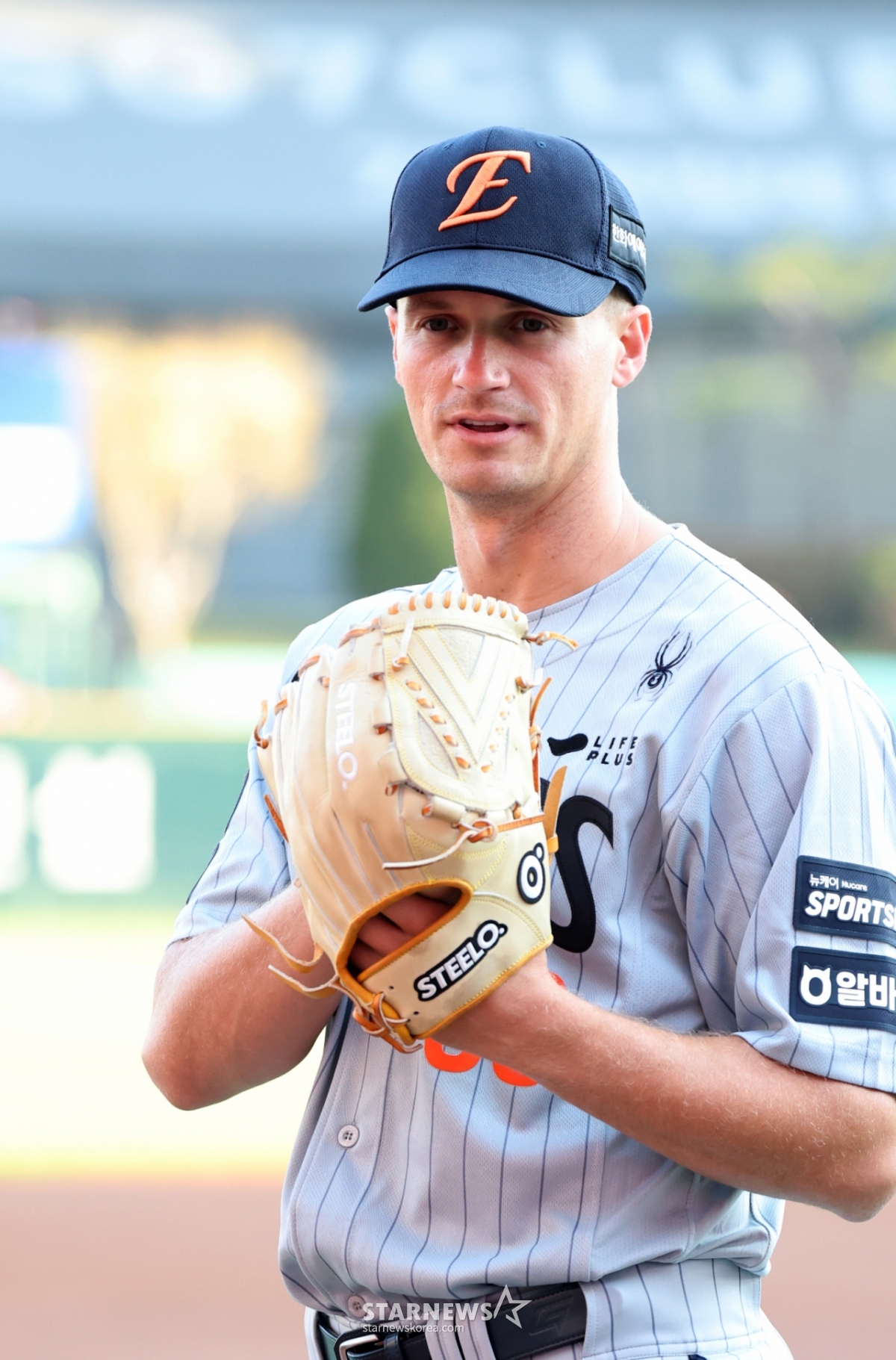 Cushing, who was hired to replace Hanwha starter White, who was out due to injury, is having a photo session ahead of the first game of the 2026 KBO League Hanwha Eagles and SSG Landers season at Landers Field on the 7th. /Photo = Senior Reporter Kang Young-jo