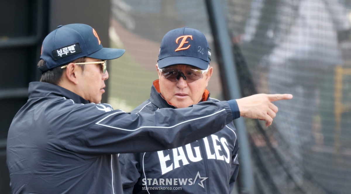 Hanwha manager Kim Kyung-moon (right) talks with senior training coach Lee Ji-poong ahead of the 2026 KBO League Hanwha Eagles and Samsung Lions match at Hanwha Life Ball Park in Daejeon on the 15th.  /Photo = Senior Reporter Kang Young-jo