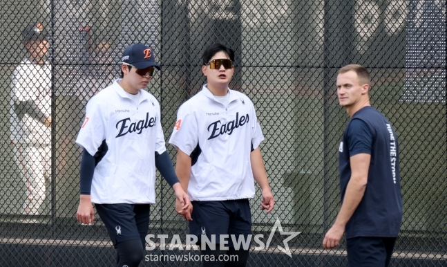 Hanwha Eagles Kim Seo-hyun (center) and Jack Cushing (right) warm up ahead of a home game against the Samsung Lions at Hanwha Life Ball Park in Daejeon on the 15th. Head coach Kim Kyung-moon expressed his intention to put Cushing on standby as the end of the day on behalf of Kim Seo-hyun, who was in trouble with seven outs the previous day. /Photo = Senior Reporter Kang Young-jo