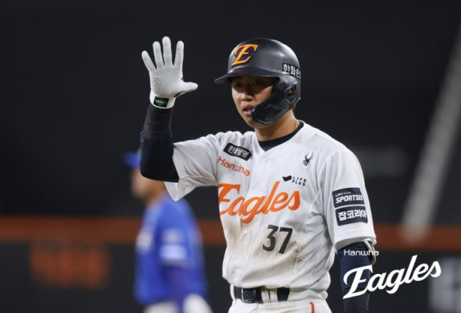 Hanwha Eagle Lee Won Seok đã đánh một cú đánh trúng bóng và ăn mừng trong trận đấu với Samsung Lions vào ngày 14. /Ảnh = Hanwha Eaglex cung cấp