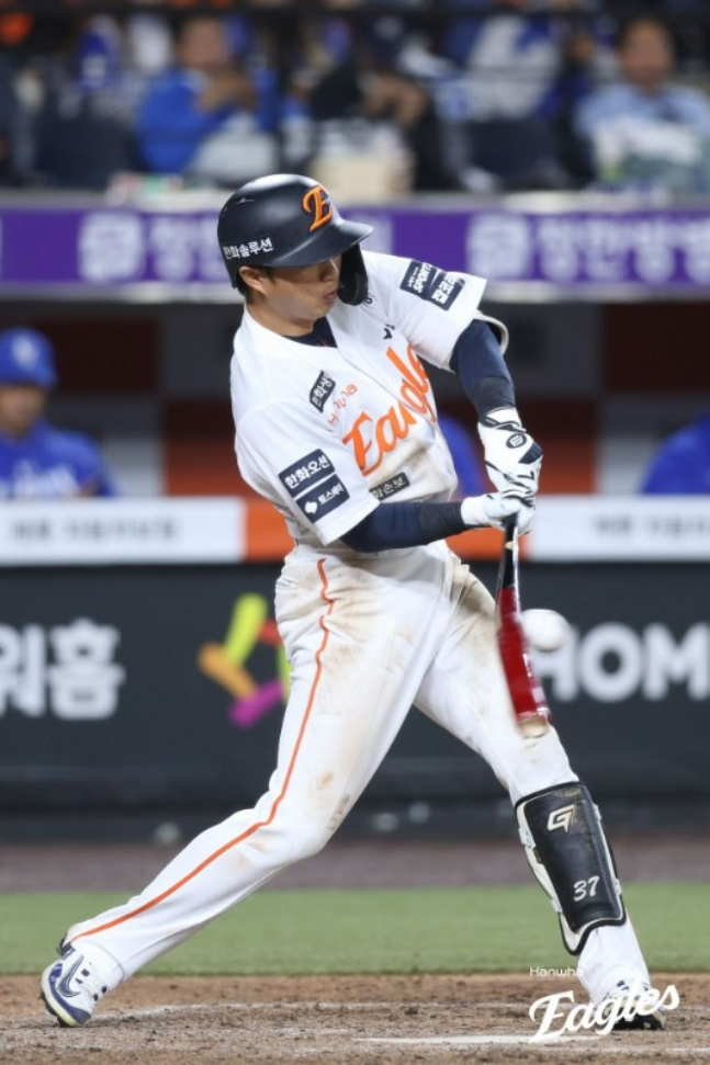 Hanwha Eagle Lee Won Seok đã đánh một cú đánh trúng bóng trong trận đấu với Samsung Lions vào ngày 14. /Ảnh = Hanwha Eaglex cung cấp