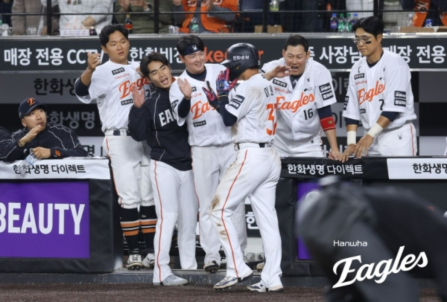 Hanwha Eagle Lee Won-seok (giữa) đang nhận được sự hoan nghênh của các đồng nghiệp sau khi ghi bàn trong trận đấu với Samsung Lions vào ngày 14. /Ảnh = Hanwha Eaglex cung cấp