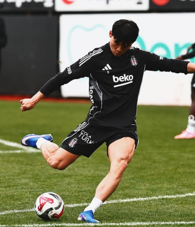 試合前にキックの練習をするオ·ヒョンギュ。 /写真=ベシクタシ公式SNS仕上げ